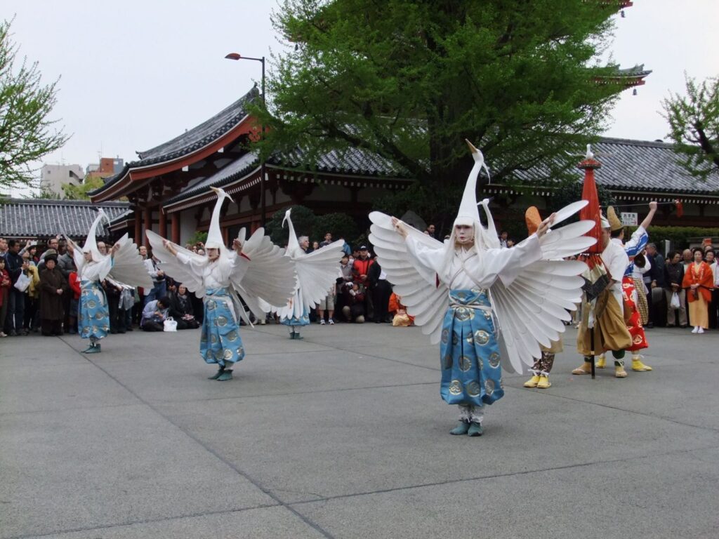 Senso-ji_Shirasagi-no-mai_20130414